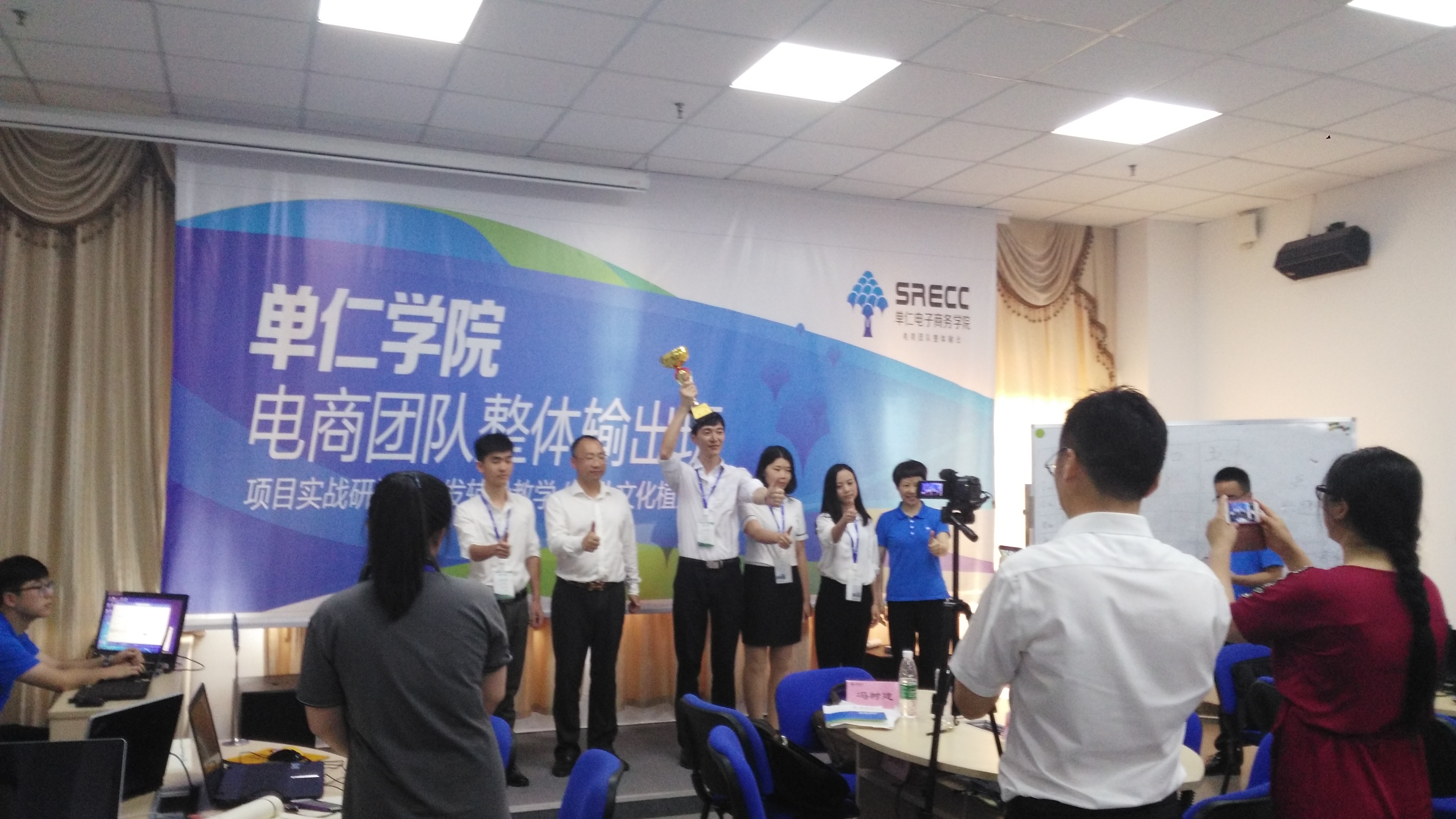 六月是奮斗的子日，燦源裝飾一直在學(xué)習(xí)進(jìn)步