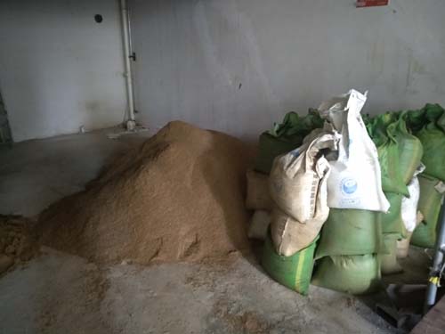 沙子已進(jìn)場(chǎng)，水泥和輕質(zhì)磚等下進(jìn)場(chǎng)