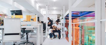 現(xiàn)代簡(jiǎn)約辦公室裝修設(shè)計(jì)典范  集現(xiàn)代、簡(jiǎn)約和科技感為一體