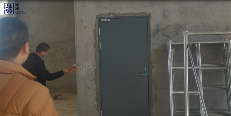 4S店辦公樓裝修項(xiàng)目開工現(xiàn)場敲錘